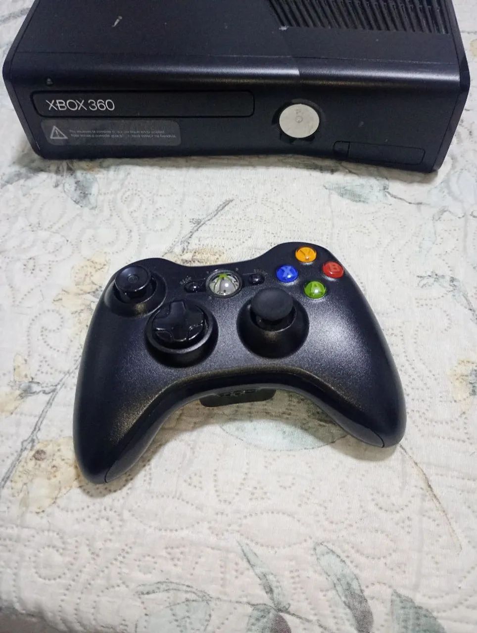 Vendo Xbox 360, funcionando perfeitamente, acompanha um controle e cabos 