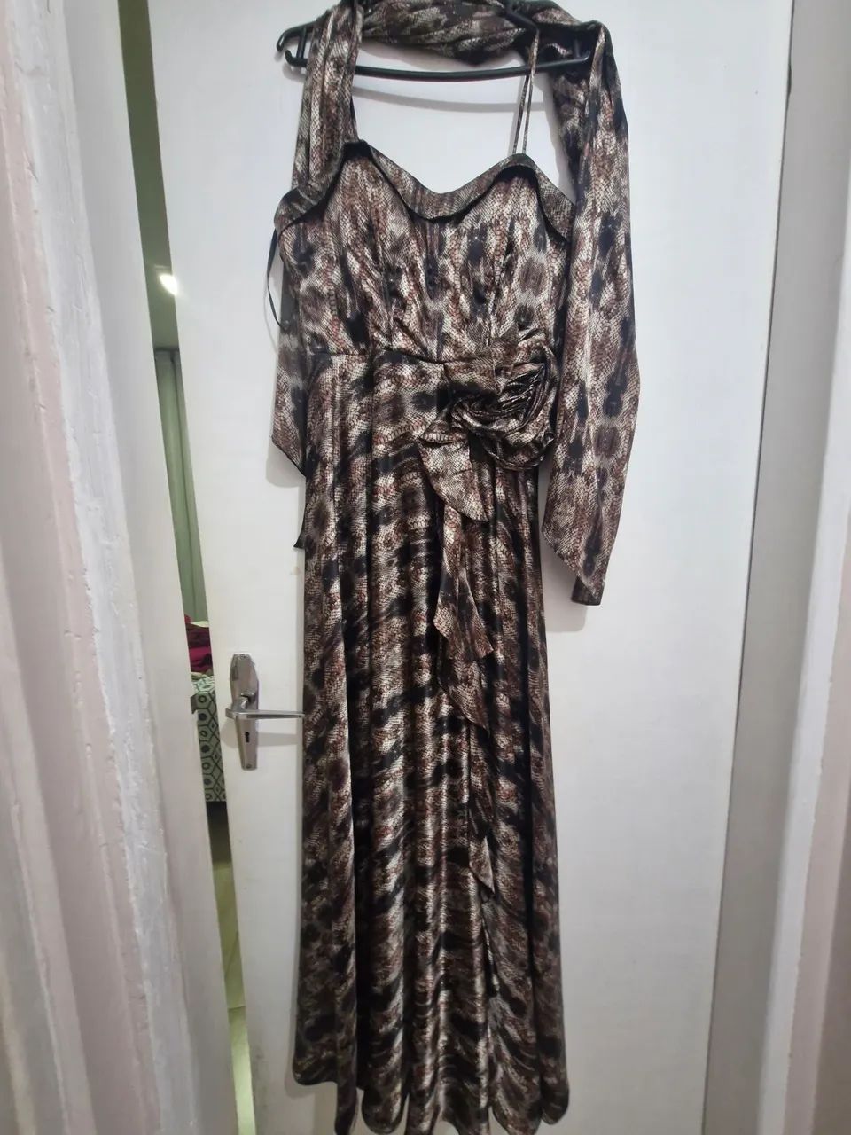 Vestido de cetim estampa animale