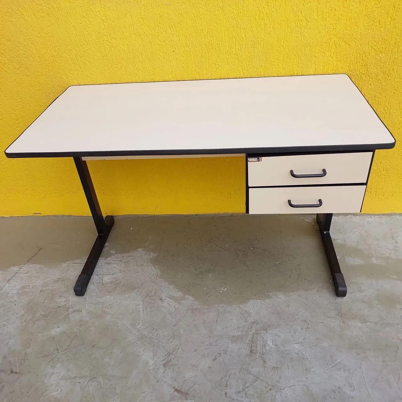 Mesa escritório com gavetas bege - Foto 5