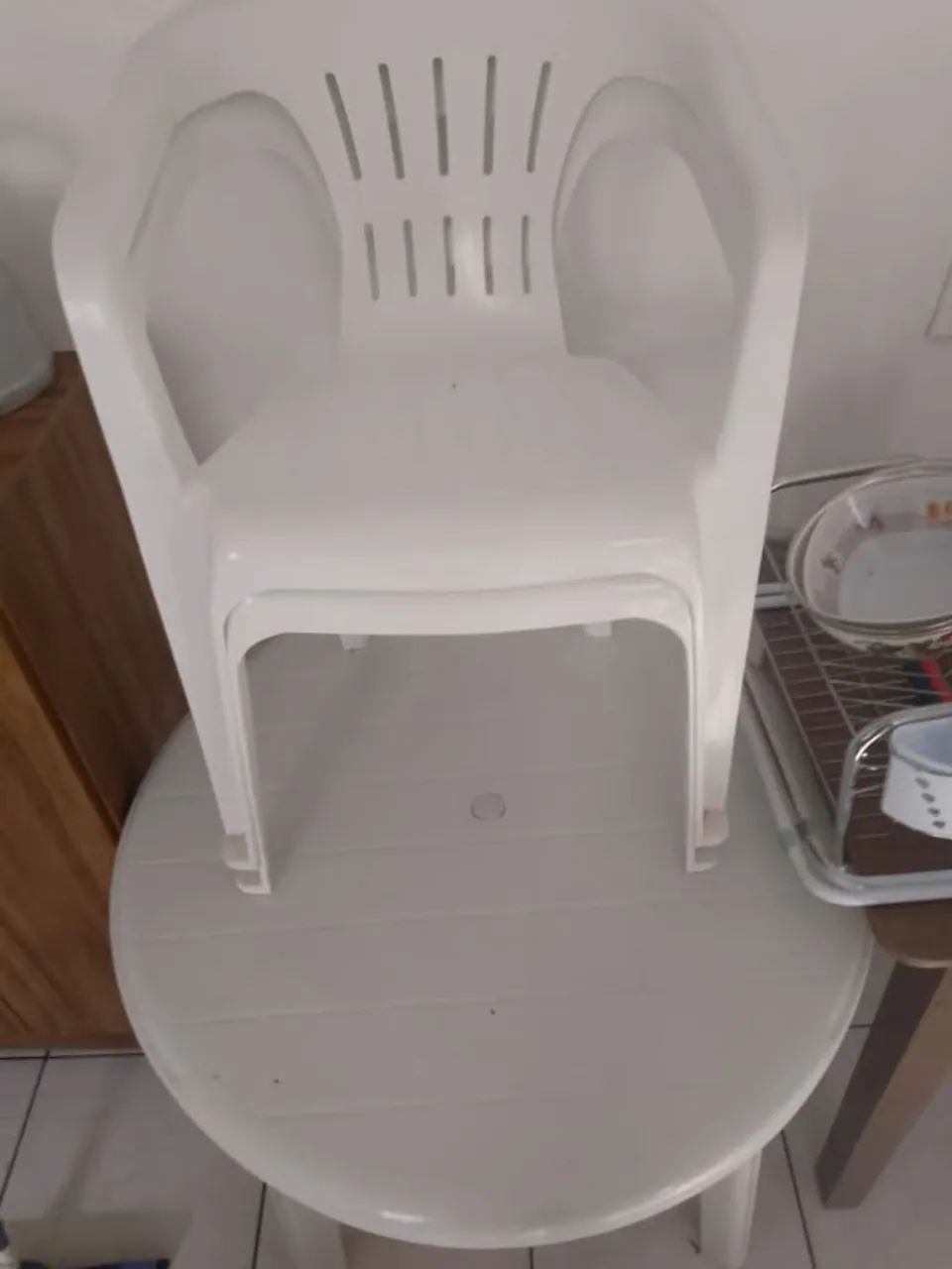 Vende-se mesa redonda + 2 cadeiras de plástico - Foto 2
