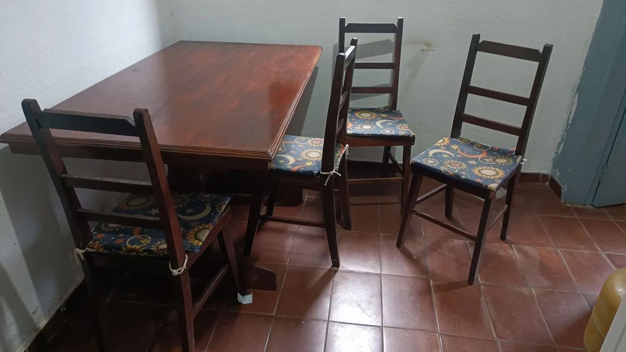 Mesa + 4 cadeiras Madeira maciça 