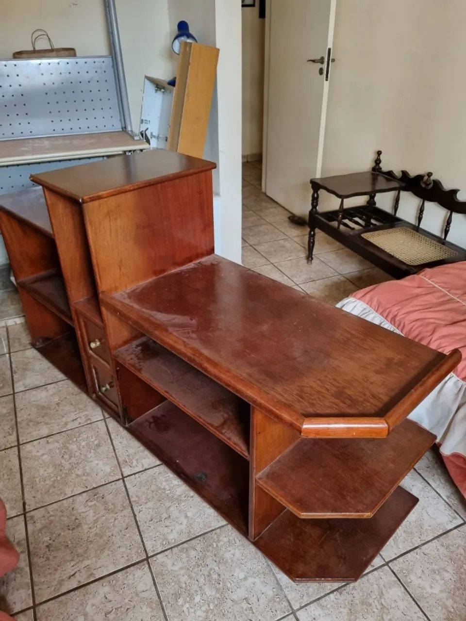 Rack maciça  tem 1 defeito  na lateral  só  reformar 