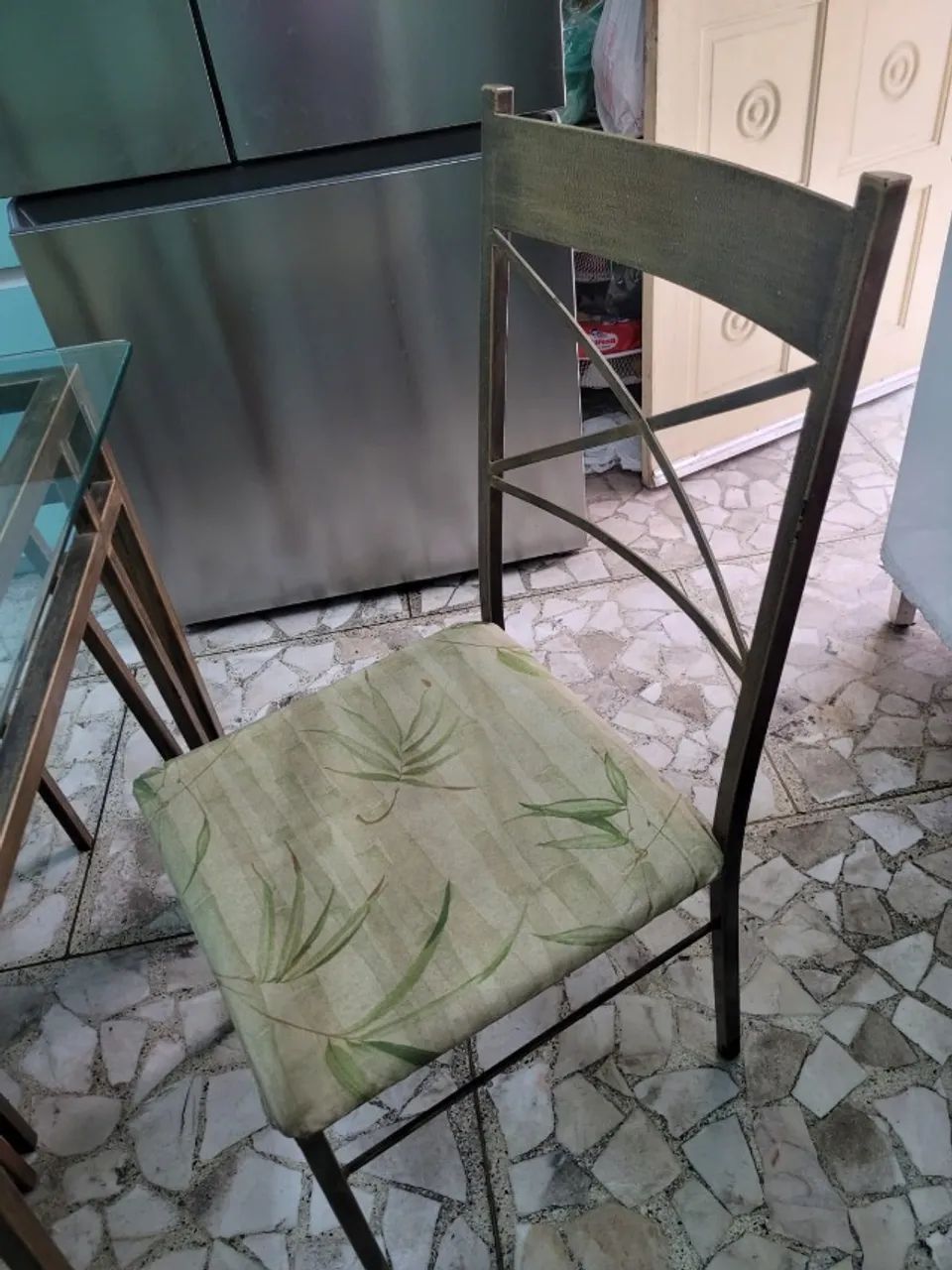 mesa de jantar de ferro e vidro com 6 cadeiras - Foto 3