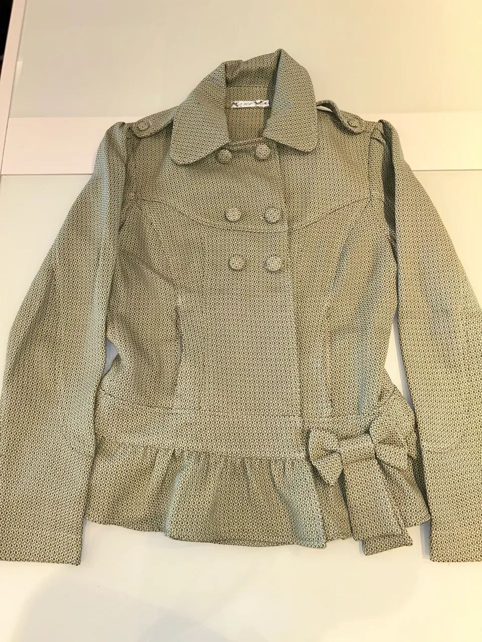Blazer Acinturado com Peplum e Detalhe de Laço - Estilo Militar Romântico TAMANHO M - Foto 2