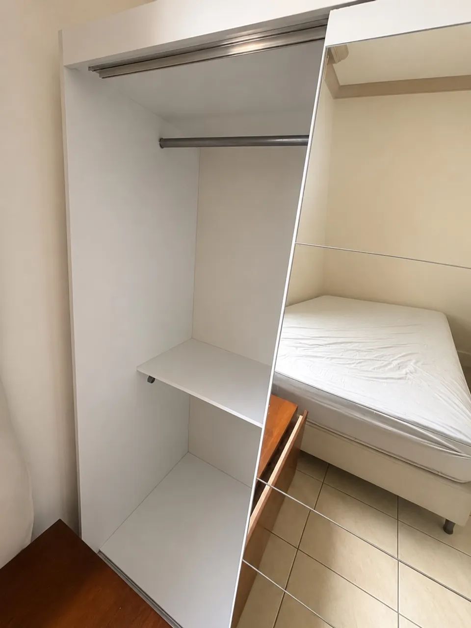 Guarda roupa solteiro com espelho  - Foto 2
