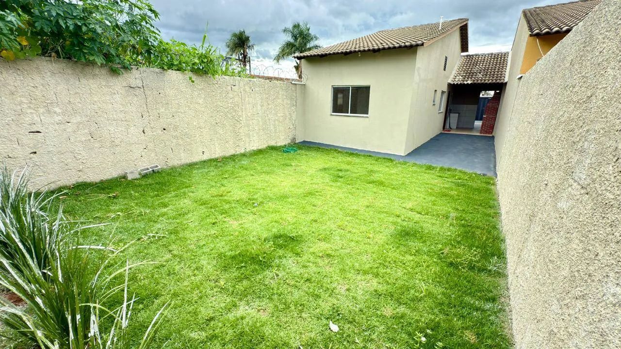 Casa de 2 Quartos - Quintal amplo e gramado - Garagem ampla - Laguna Parque - Foto 4