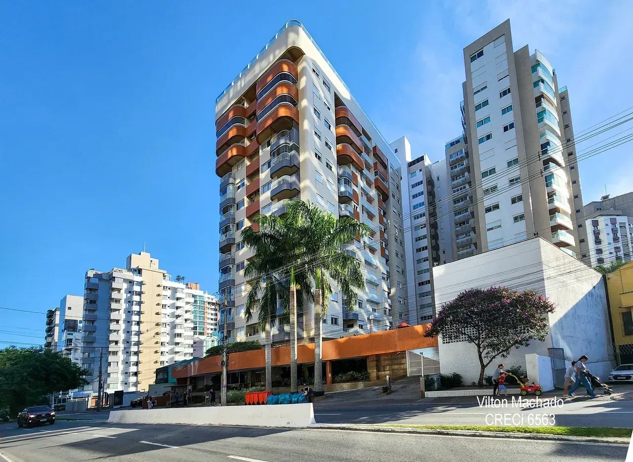 Apartamento mobiliado de 2 quartos (1 suíte), sacada, com lazer, no Centro - Florianópolis - Foto 2