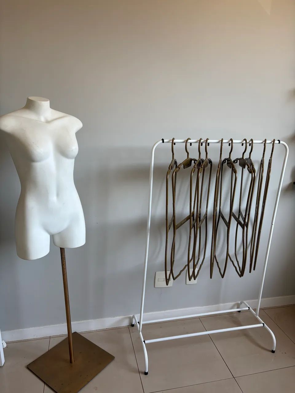 Kit Arara com cabides e manequim