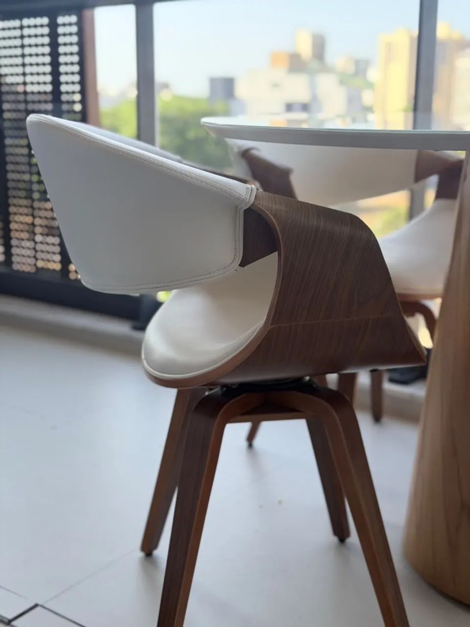 Vendo mesa de jantar redonda com 4 cadeiras | Design Sofisticado | Impecável - Foto 5