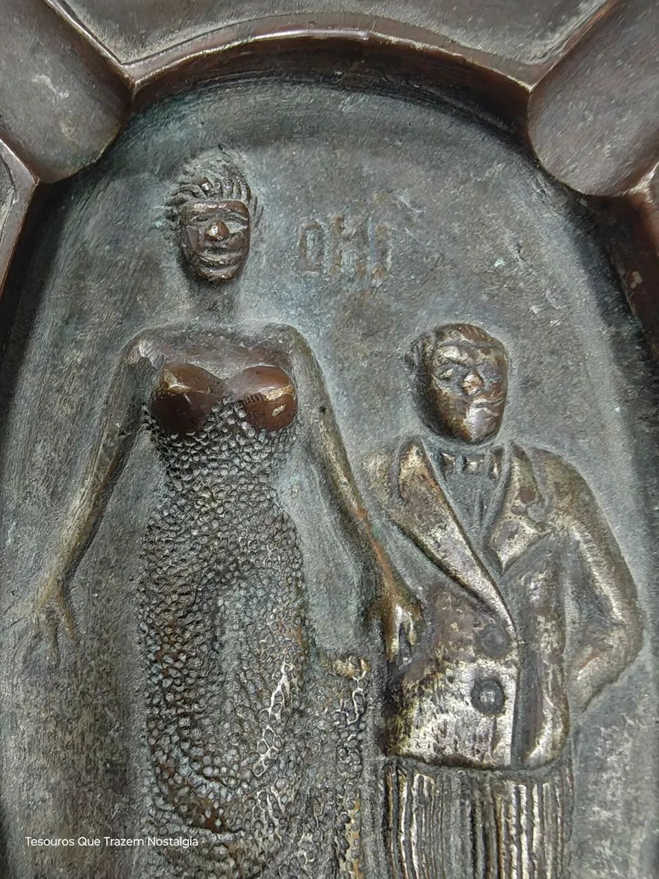 Antigo E Curioso Cinzeiro em Espessurado - Maciço e Pesado Bronze - Representando casal - Foto 3