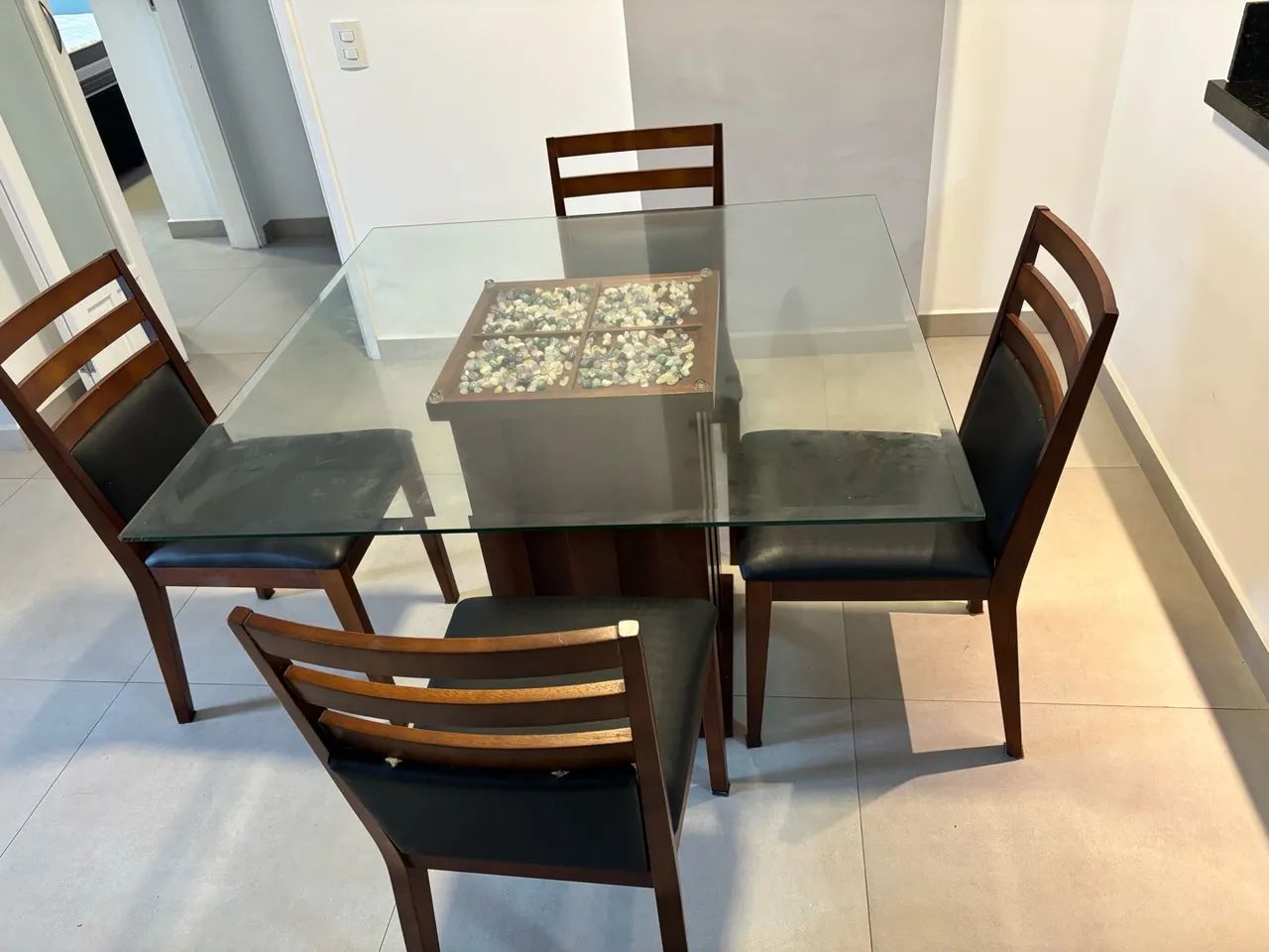 Mesa de Vidro Com acabamento diferenciado em pedras e Base de Madeira  - Foto 3