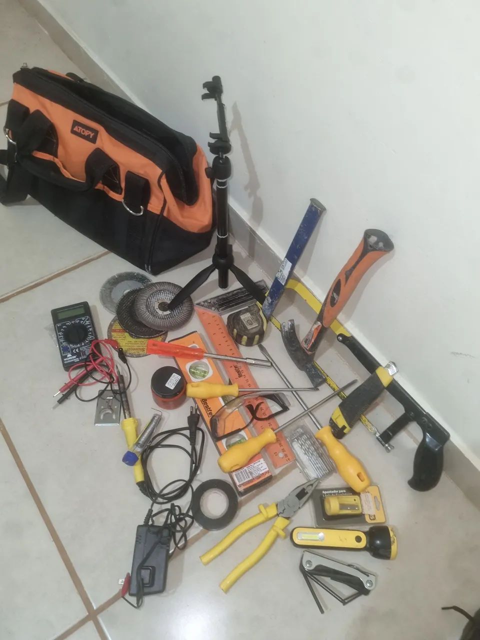 Vendo várias ferramentas de eletrica; Alicate universal, Multimetro digital, 3 chaves, etc
