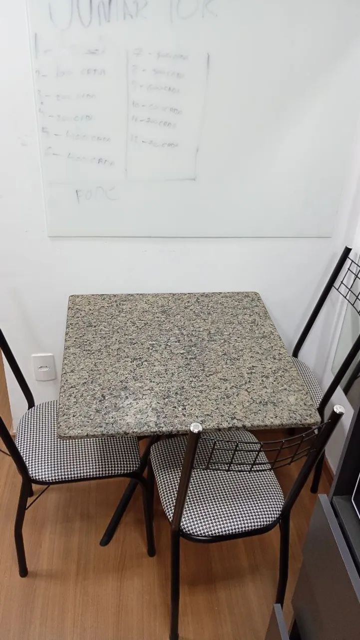 Mesa de cozinha 4 cadeiras 