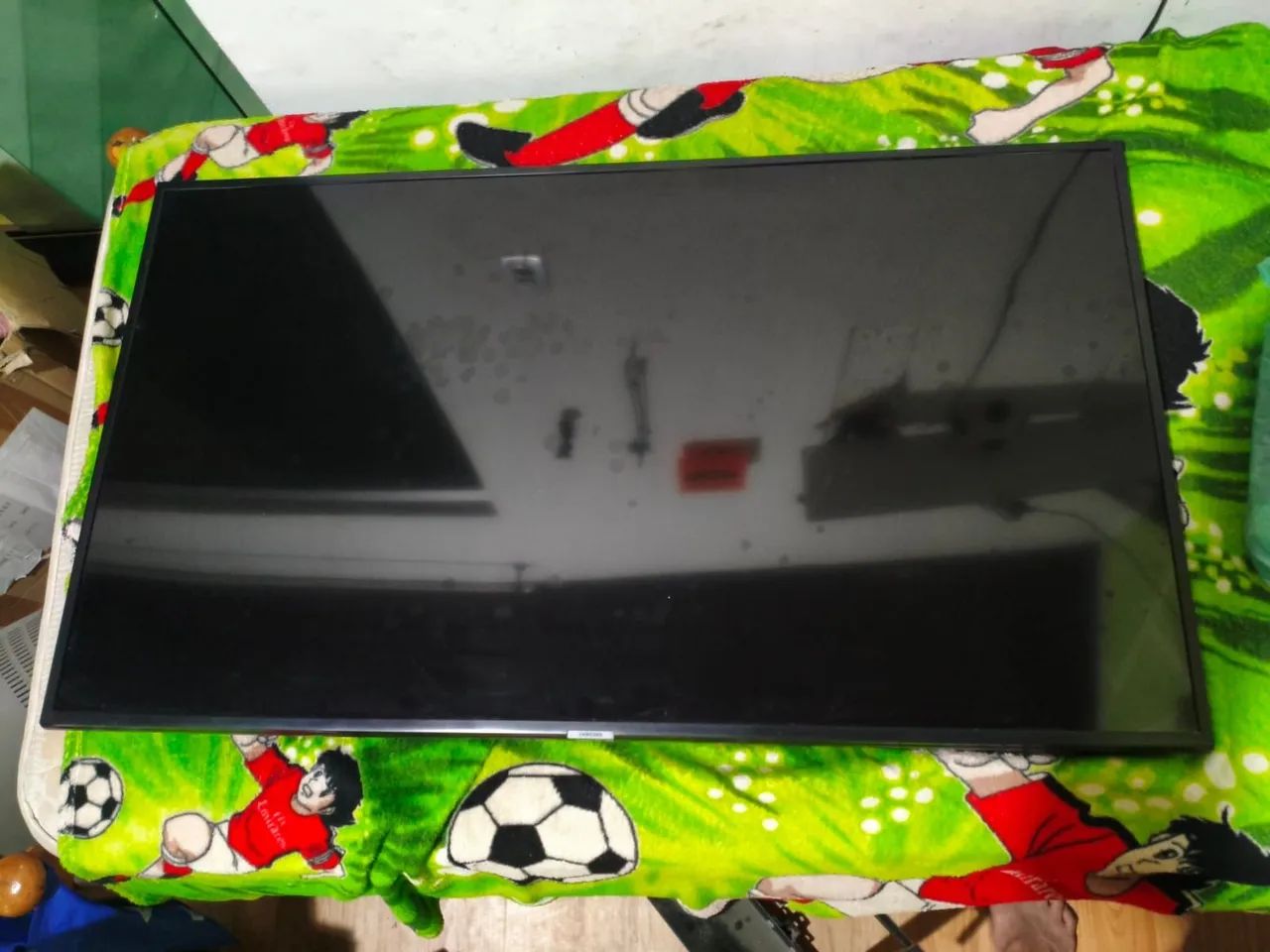 Tv nova para retirada de peças.