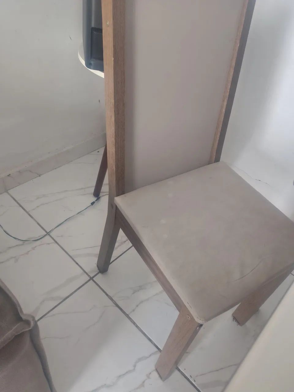 Mesa de madeira com tampo de vidro com 5 cadeiras    - Foto 4