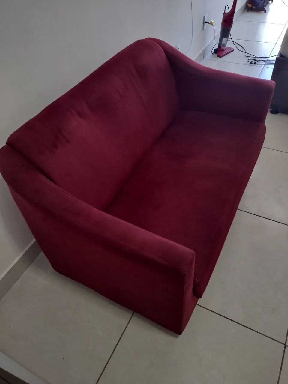 Sofá Namoradeira Compacto em Veludo Vermelho  - Foto 4