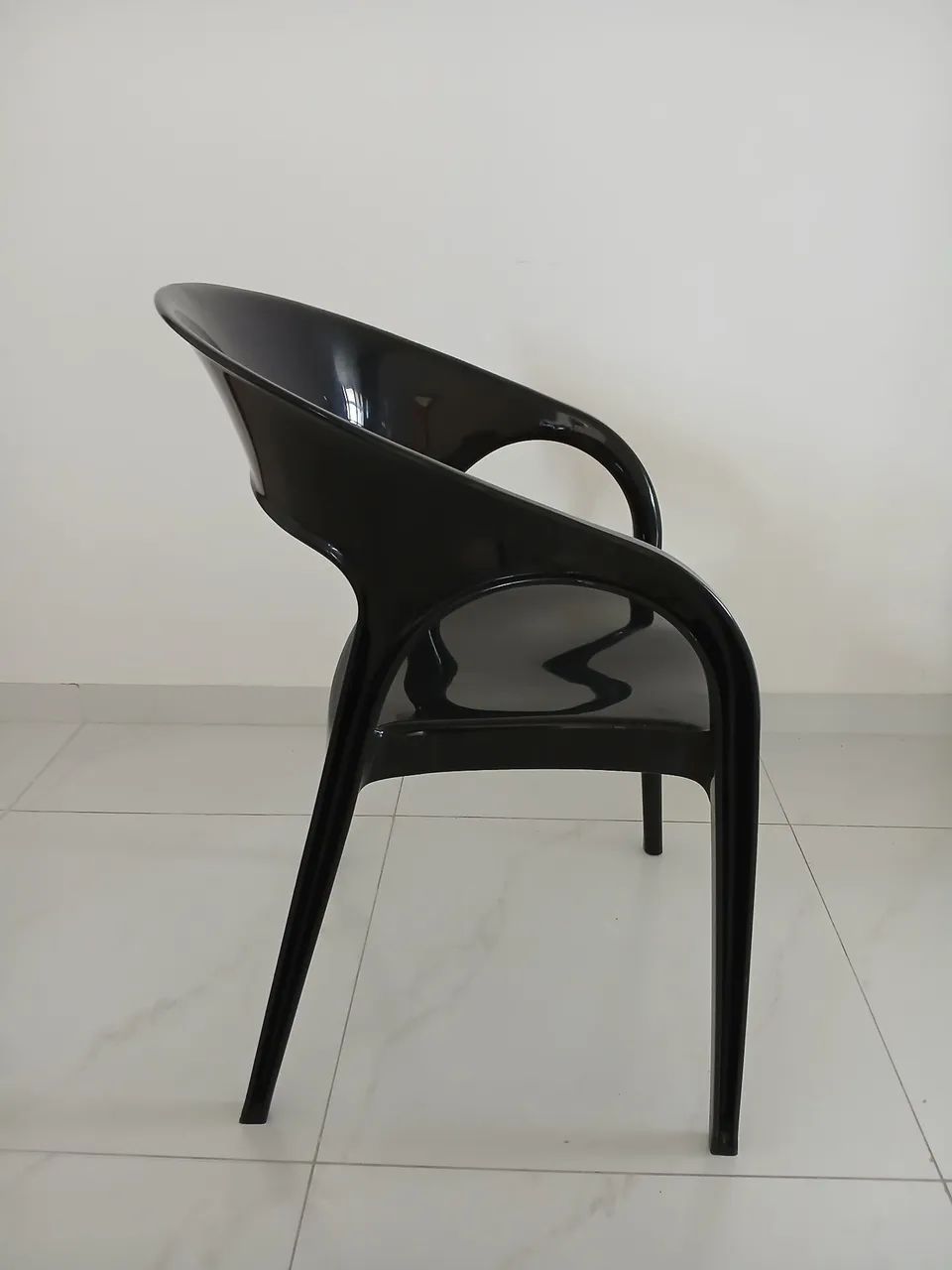 Vendo linda cadeira em plastico resistente usada - Foto 3