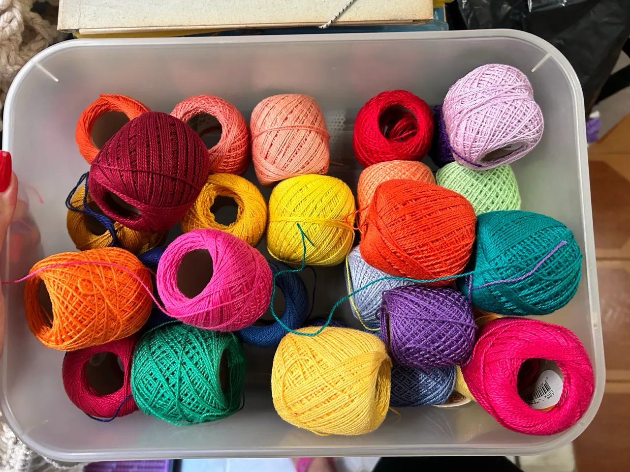Kit com Linhas para Crochê e Artesanato + Caixa Organizadora - Foto 2