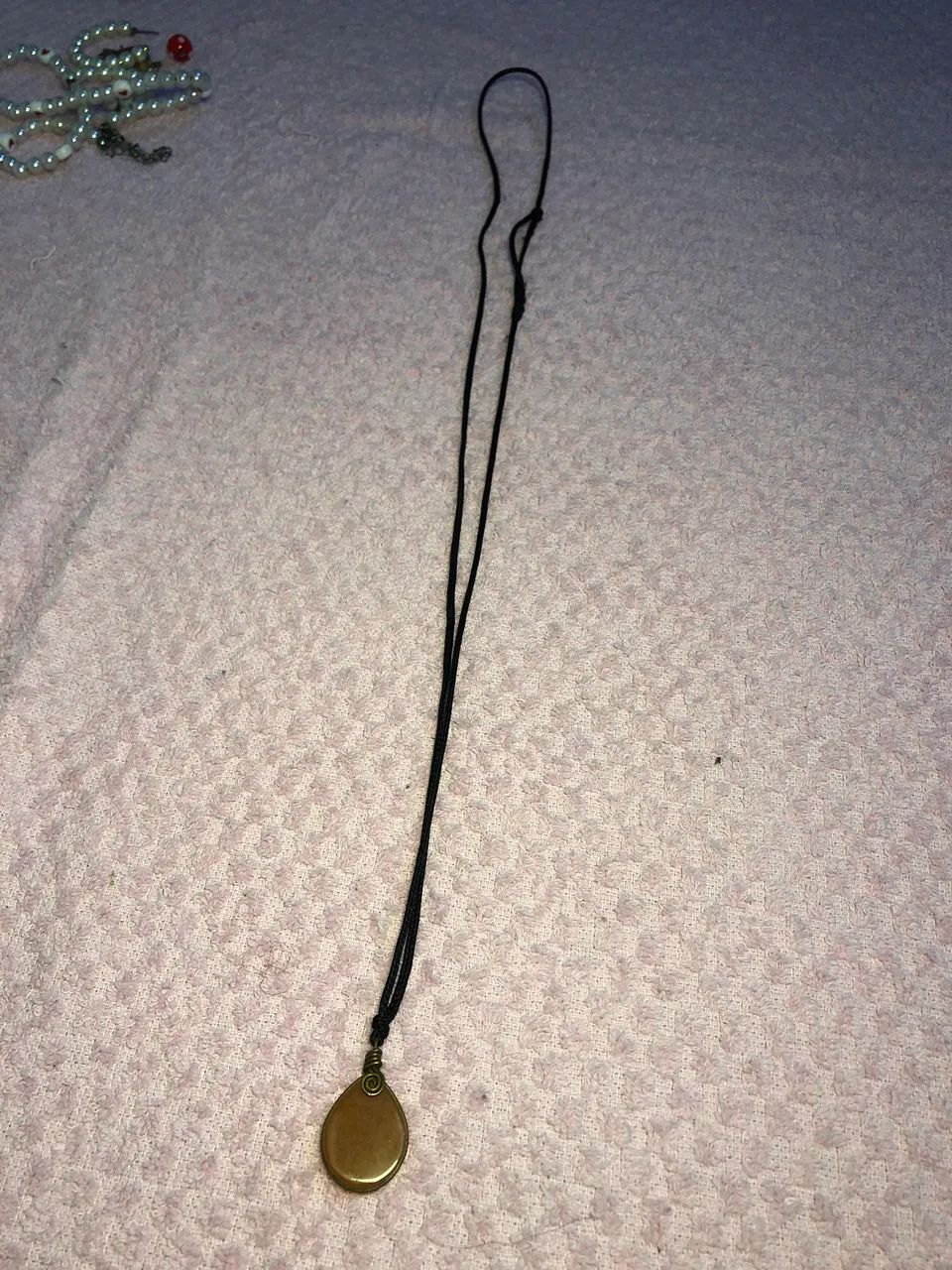 Colar Longo Boho / Hippie com Pingente Gota e Cordão Preto - Foto 2