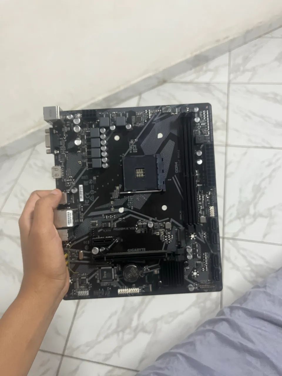 Placa-Mãe Gigabyte A520M K V2 (AM4) - Nova / Perfeita - Foto 2