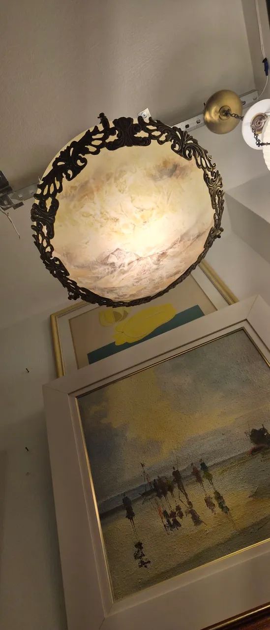 Plafon pendente em vidro com pátina marmorizada e guarnição em bronze - diâm. 39cm - Foto 3