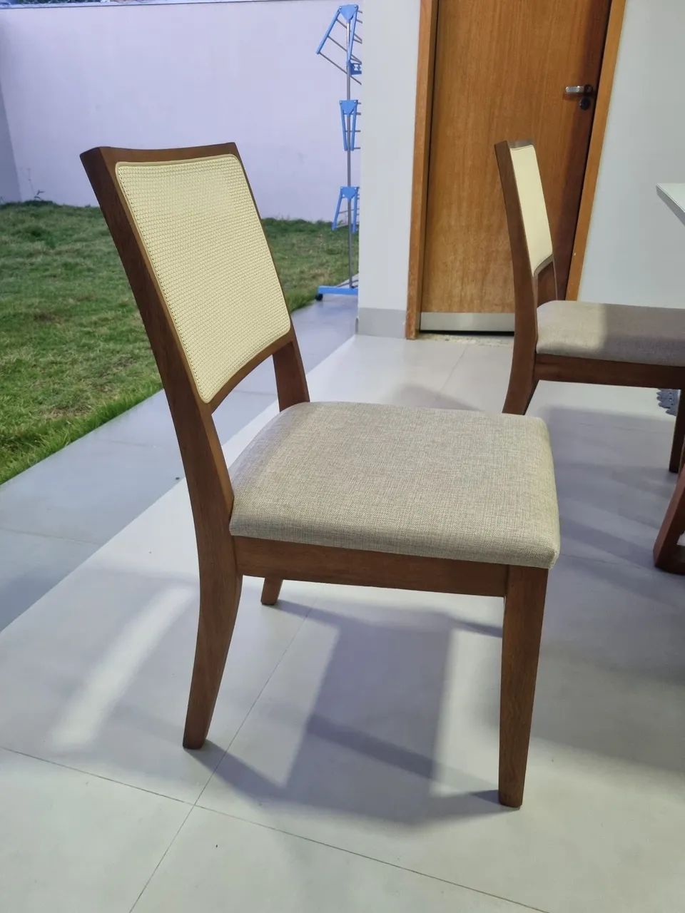 Conjunto Mesa maciça com 4 cadeiras e 3 banquetas em madeira maciça  - Foto 3