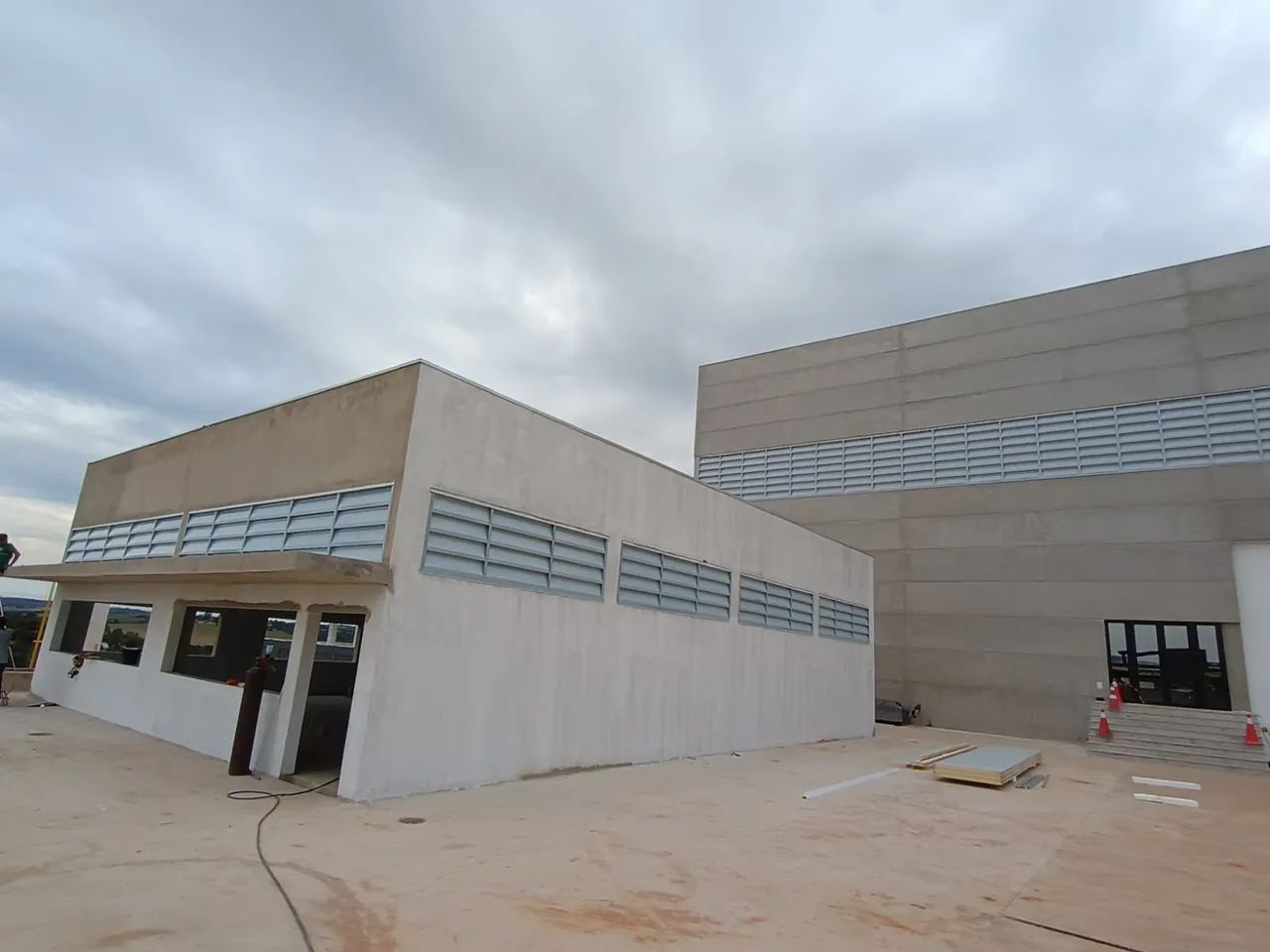 Trabalhamos com instalação de venezianas industriais,calhas em geral ,telhados  e faxada. - Foto 3