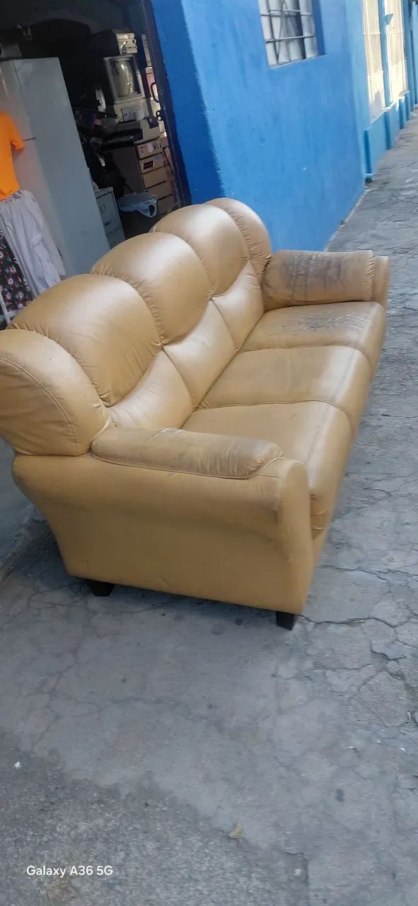 Sofá de couro em bom estado entrego tb - Foto 2