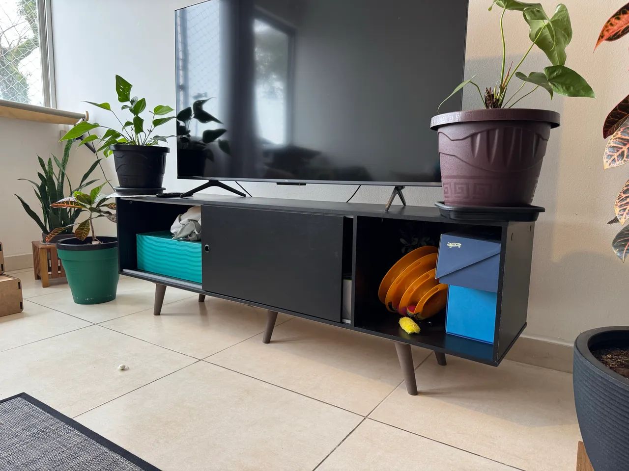 Rack para TV preto com porta de correr - Foto 2