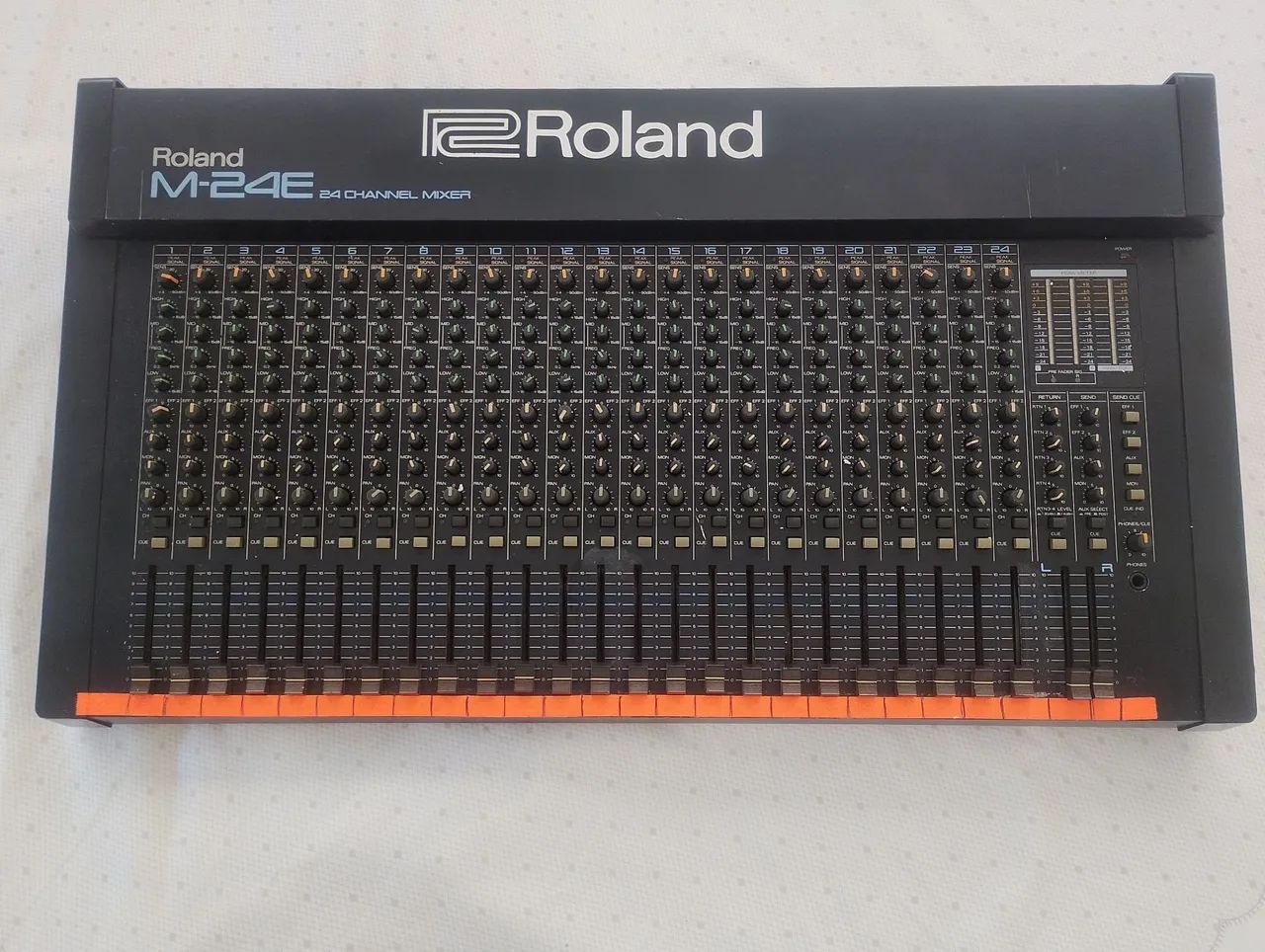 Mesa Roland M24e 24 canais