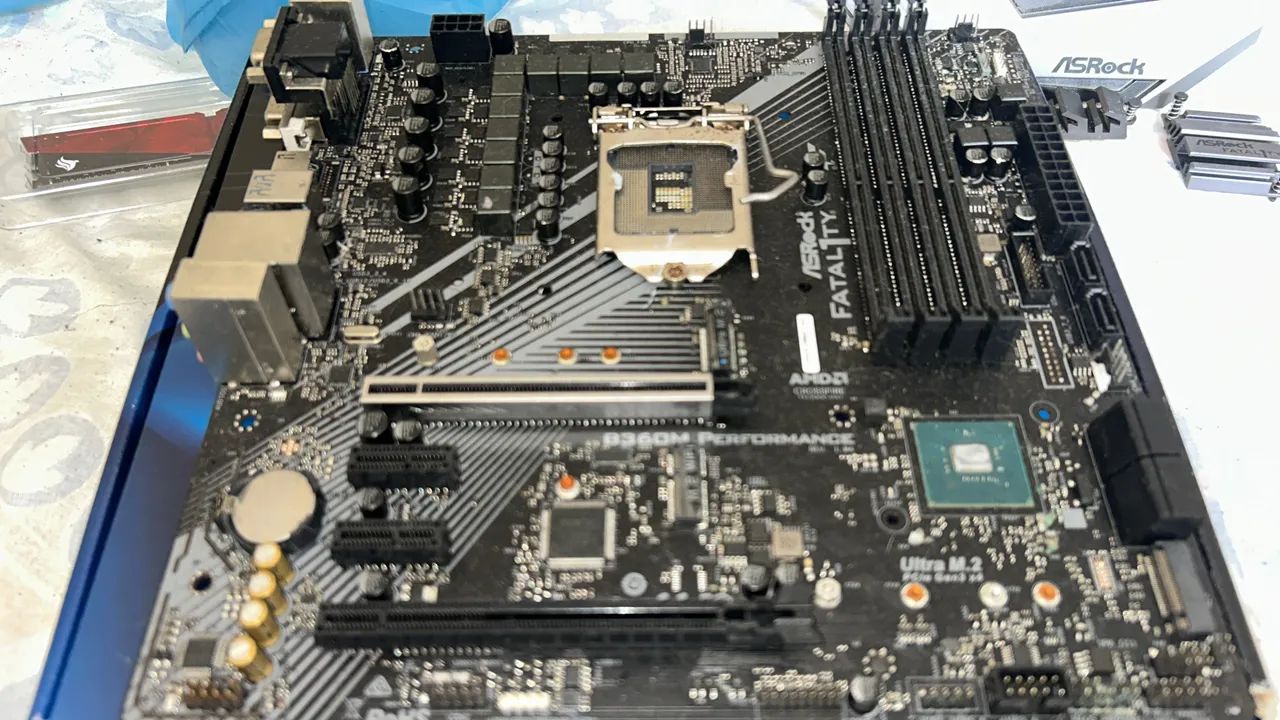 placa mae asrock fatal1ty b360m perfomance queimada - Foto 3