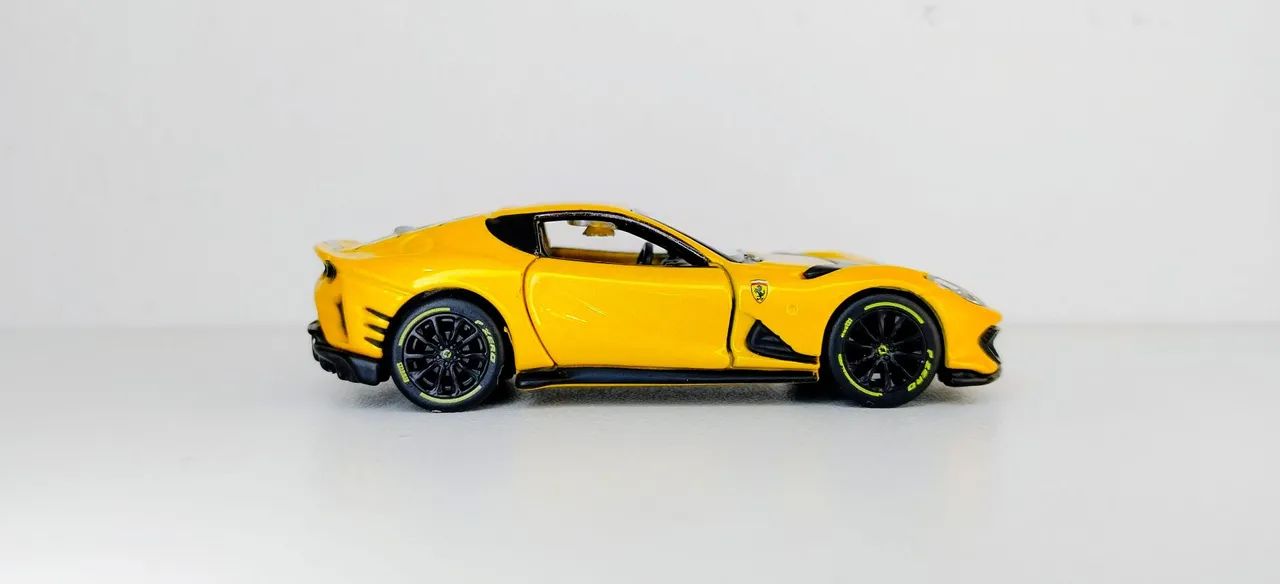 Miniatura Ferrari Maisto 812 Competizione amarelo moderna tamanho Hotwheels Premium  - Foto 2