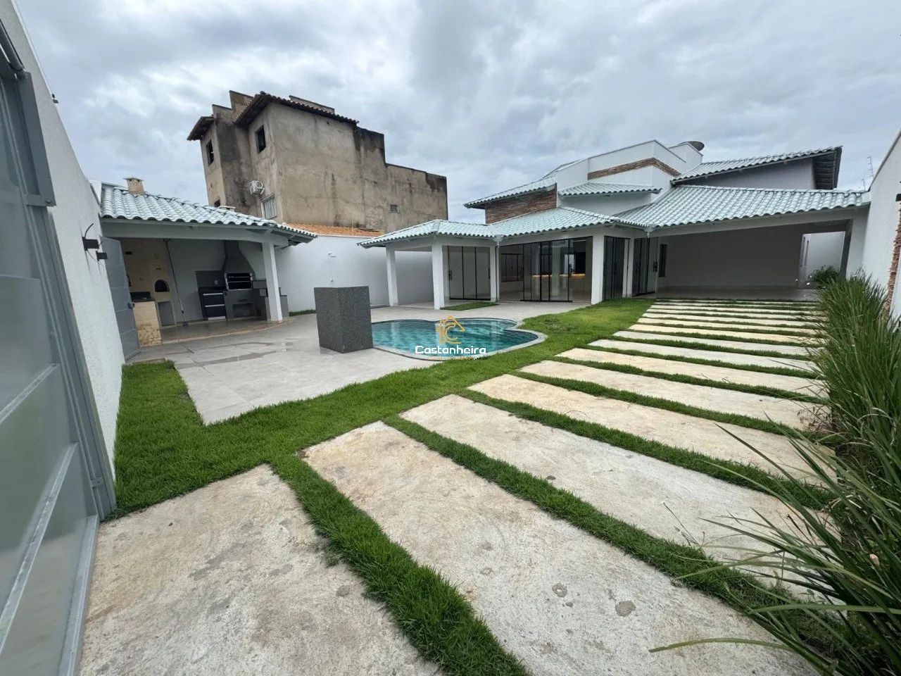 Casa com Edícula Gourmet - 03 Quartos sendo 01 Suíte Master com Closet e Banheira em Área 