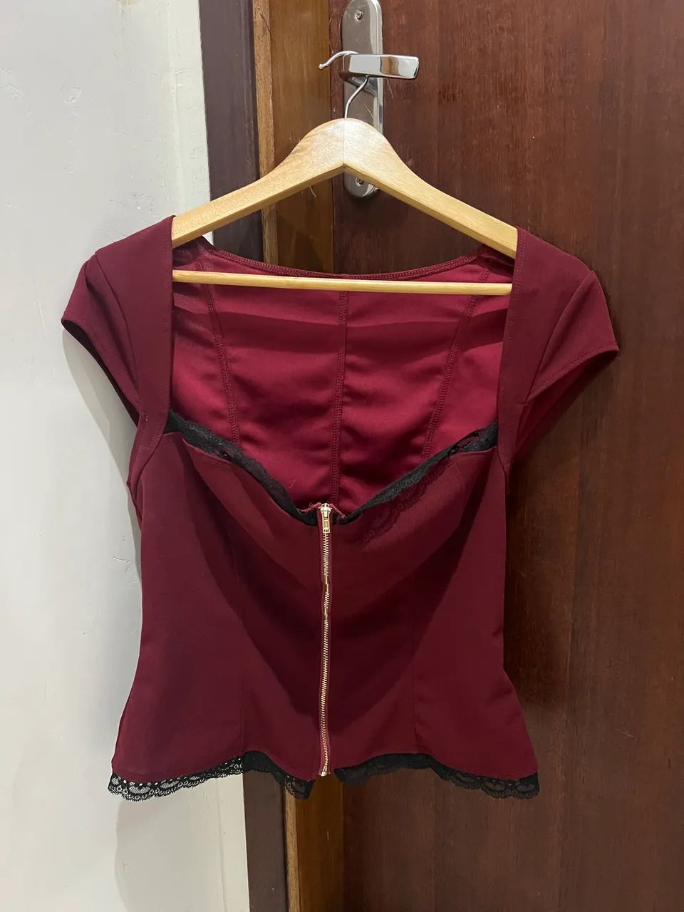 Blusinha vermelha com renda 