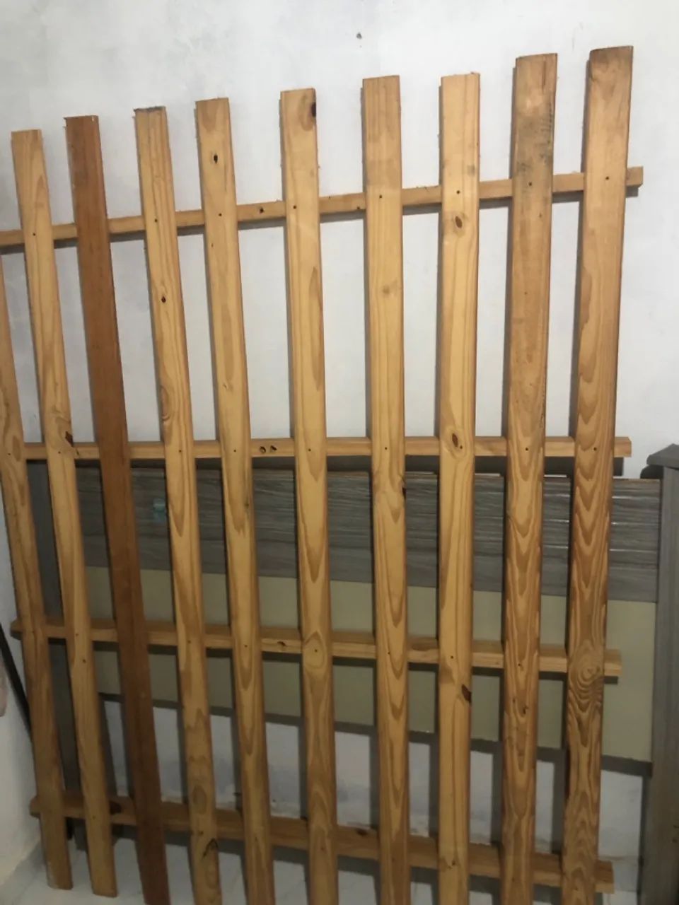 VENDO CAMA DE CASAL DE MADEIRA COMPLETA  - Foto 3