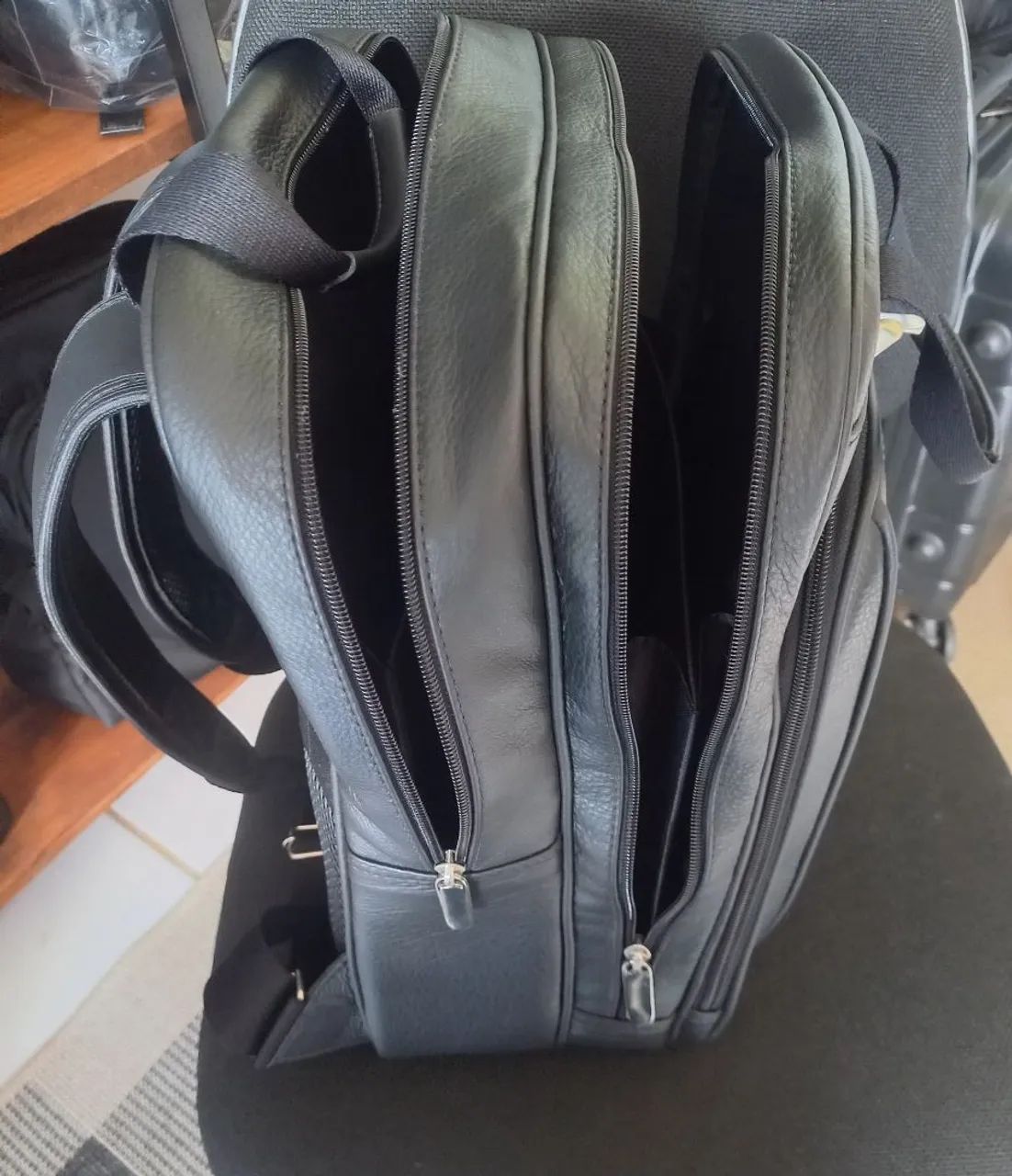 Mochila em couro legítimo, porta notebook,  cor : preta   - Foto 4