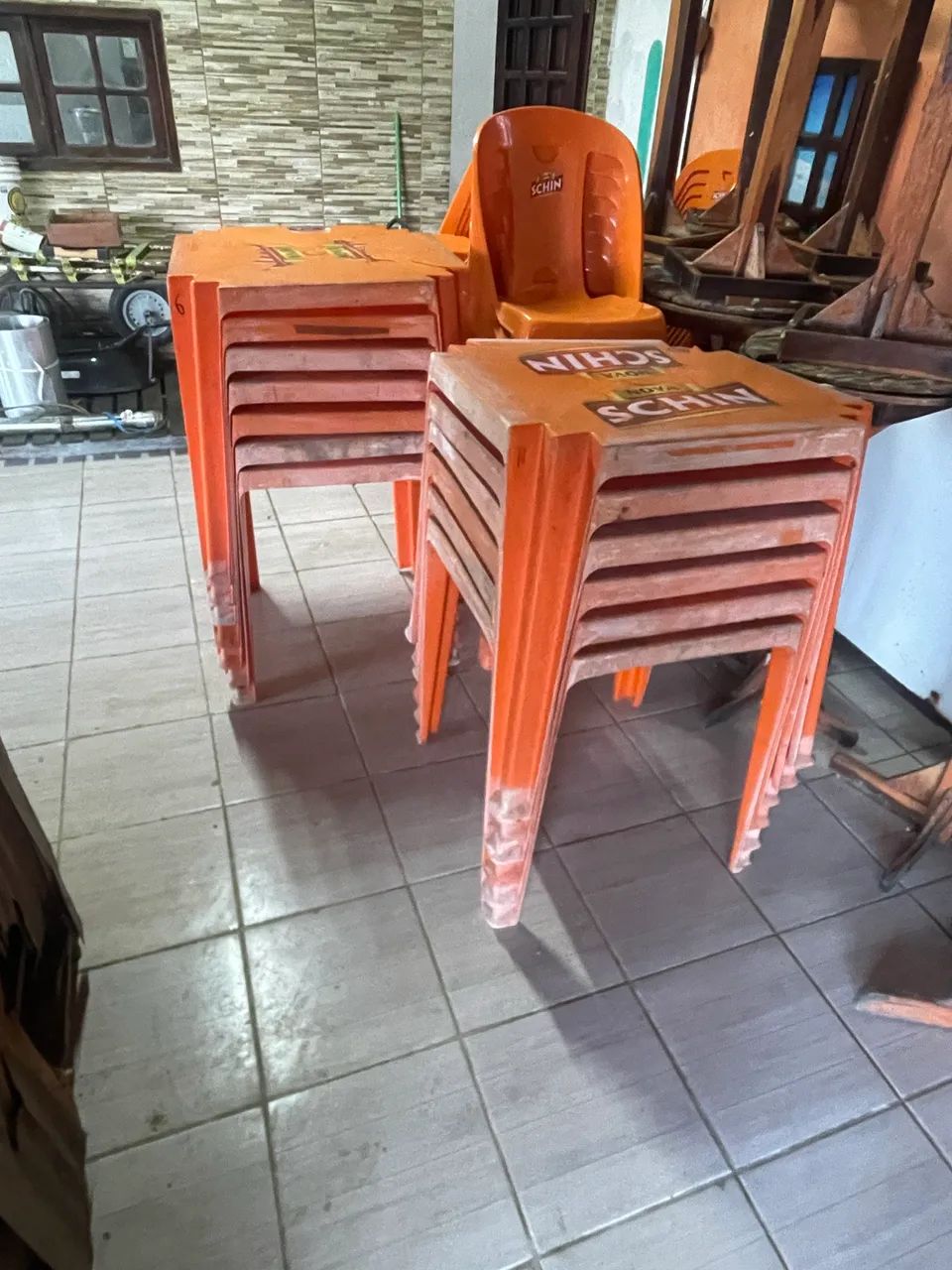 Mesa e cadeira plástica de bar 