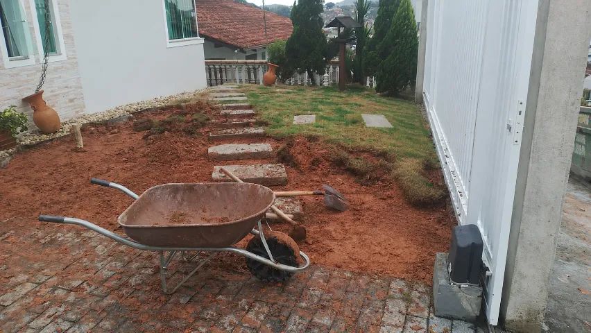 Retirada de Grama e Espalhamento de Pedra Seixo em Joinville  - Foto 3