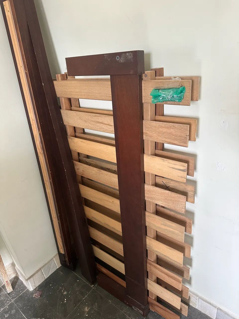 Vendo cama de casal de madeira - Foto 5