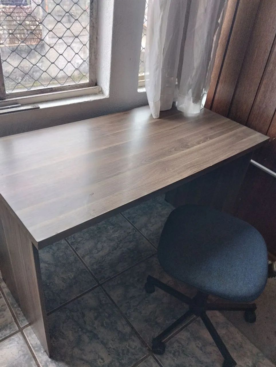 Mesa MDF grande e cadeira de escritório em bom estado  - Foto 2