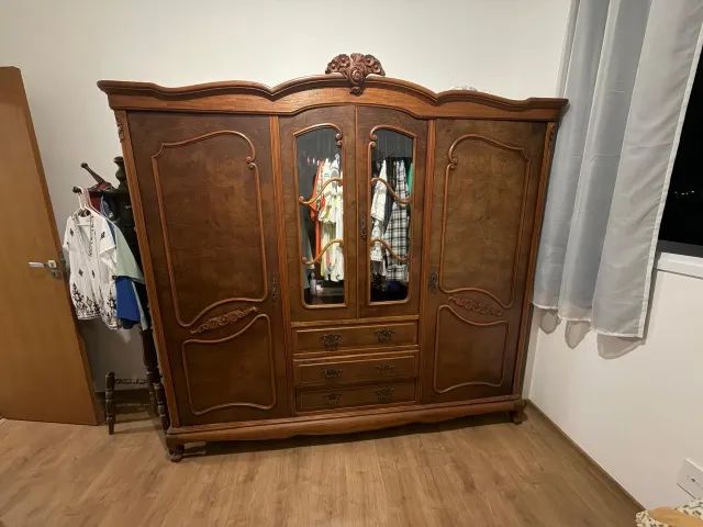 Guarda roupas antigo