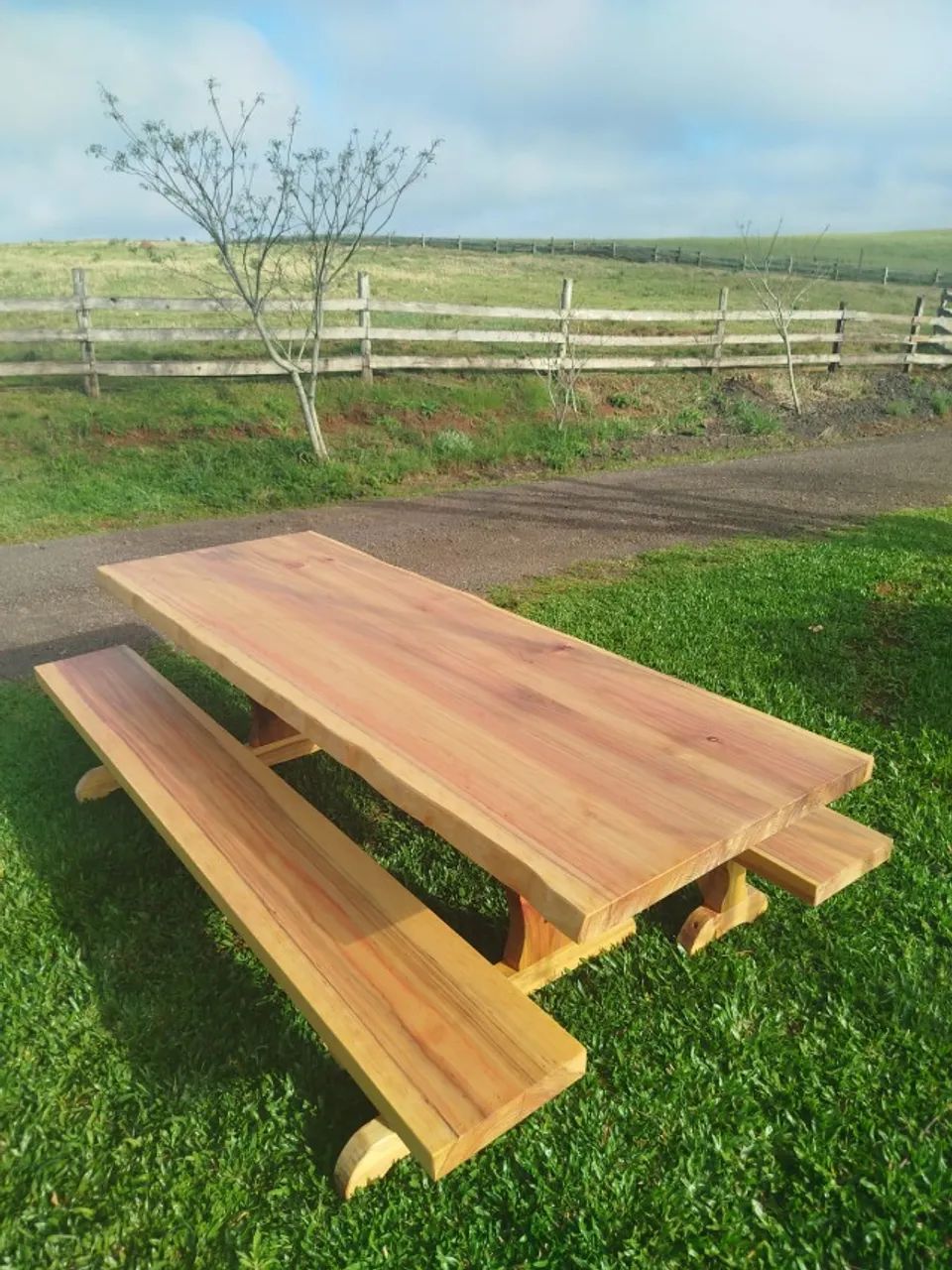 Mesa com bancos