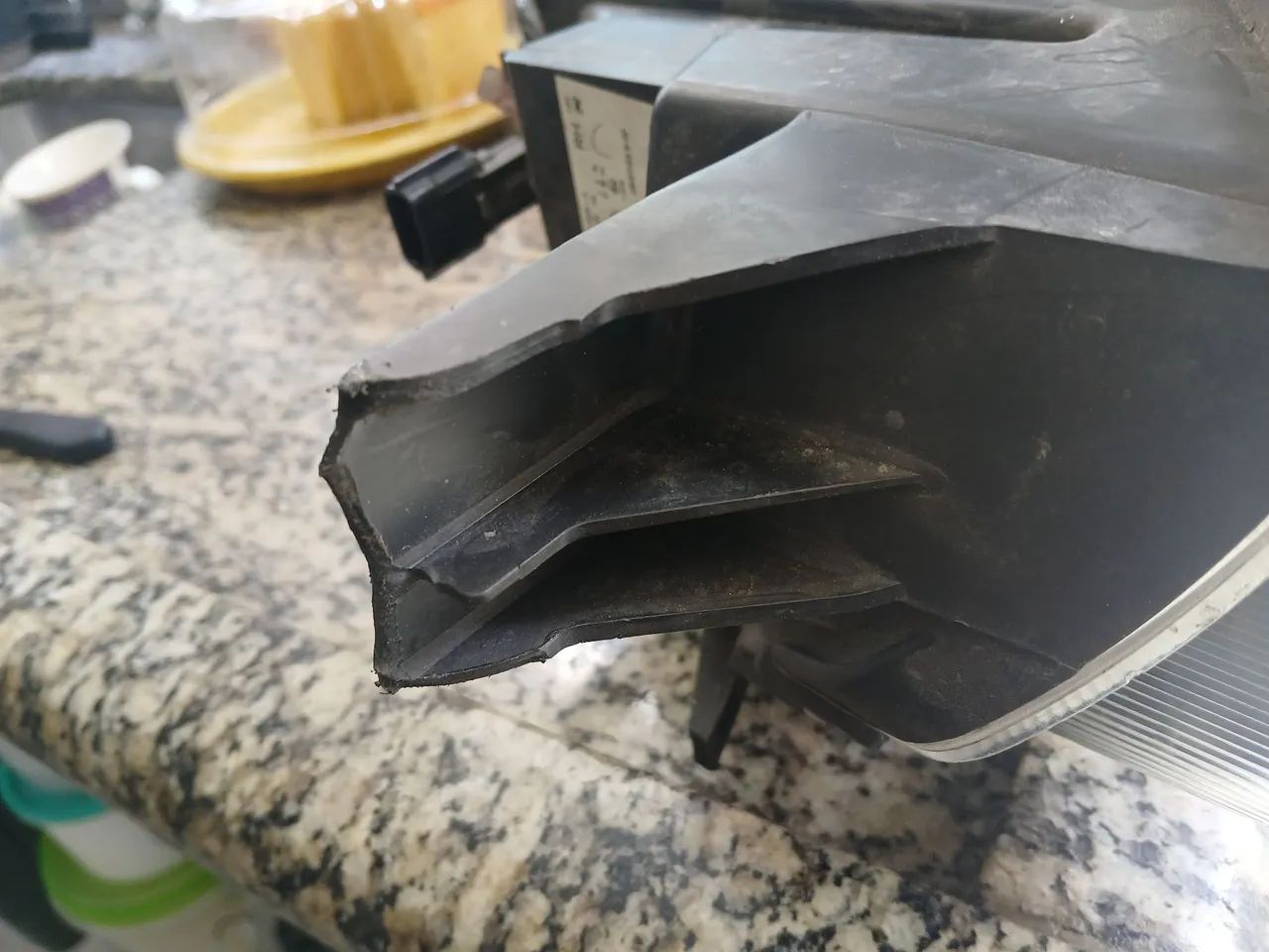 Par de farol do kwd  tem  que arrumar  o  suporte de parafusos   - Foto 3