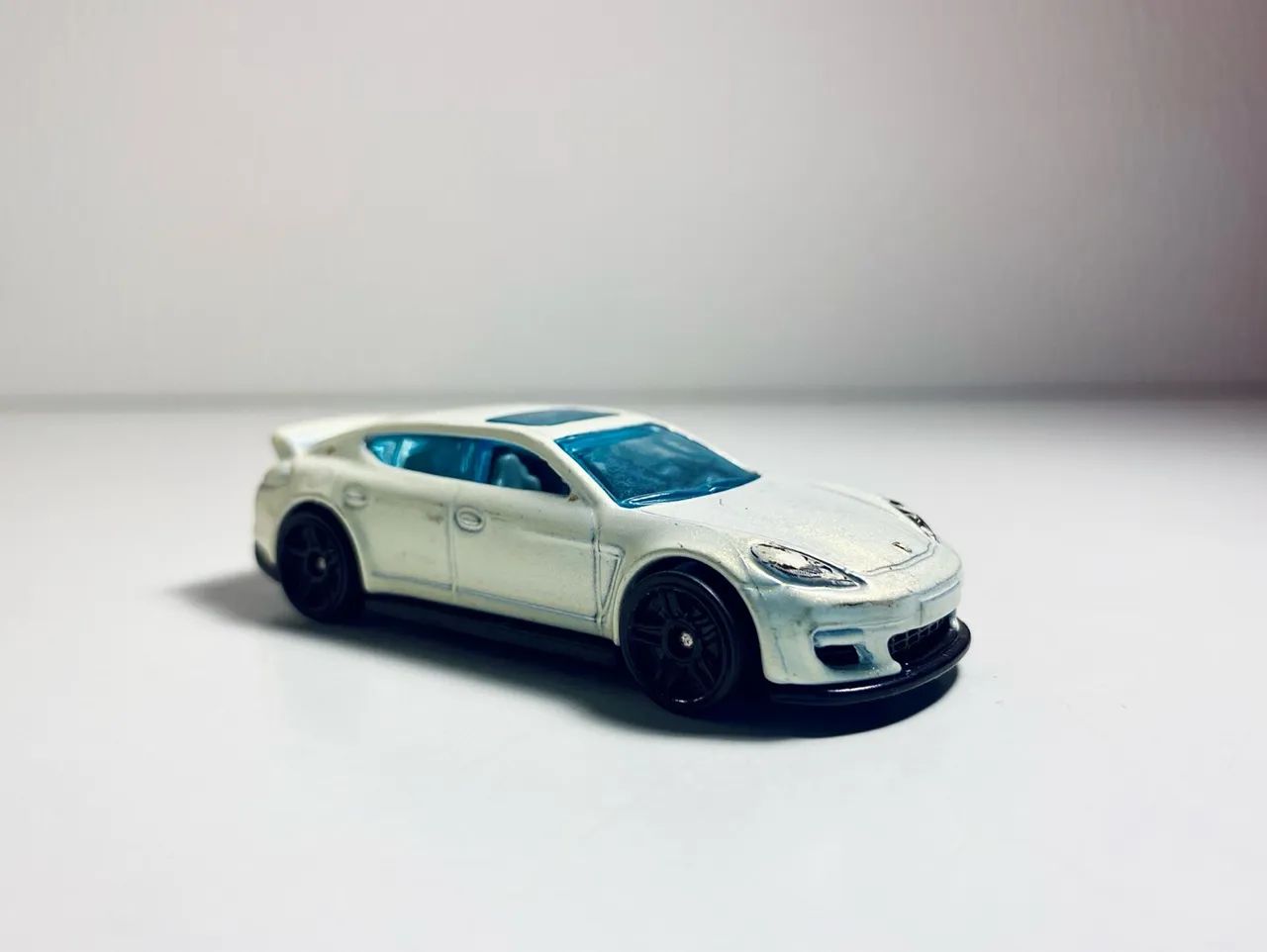 Hot Wheels Porsche Panamera - LOOSE | 1:64