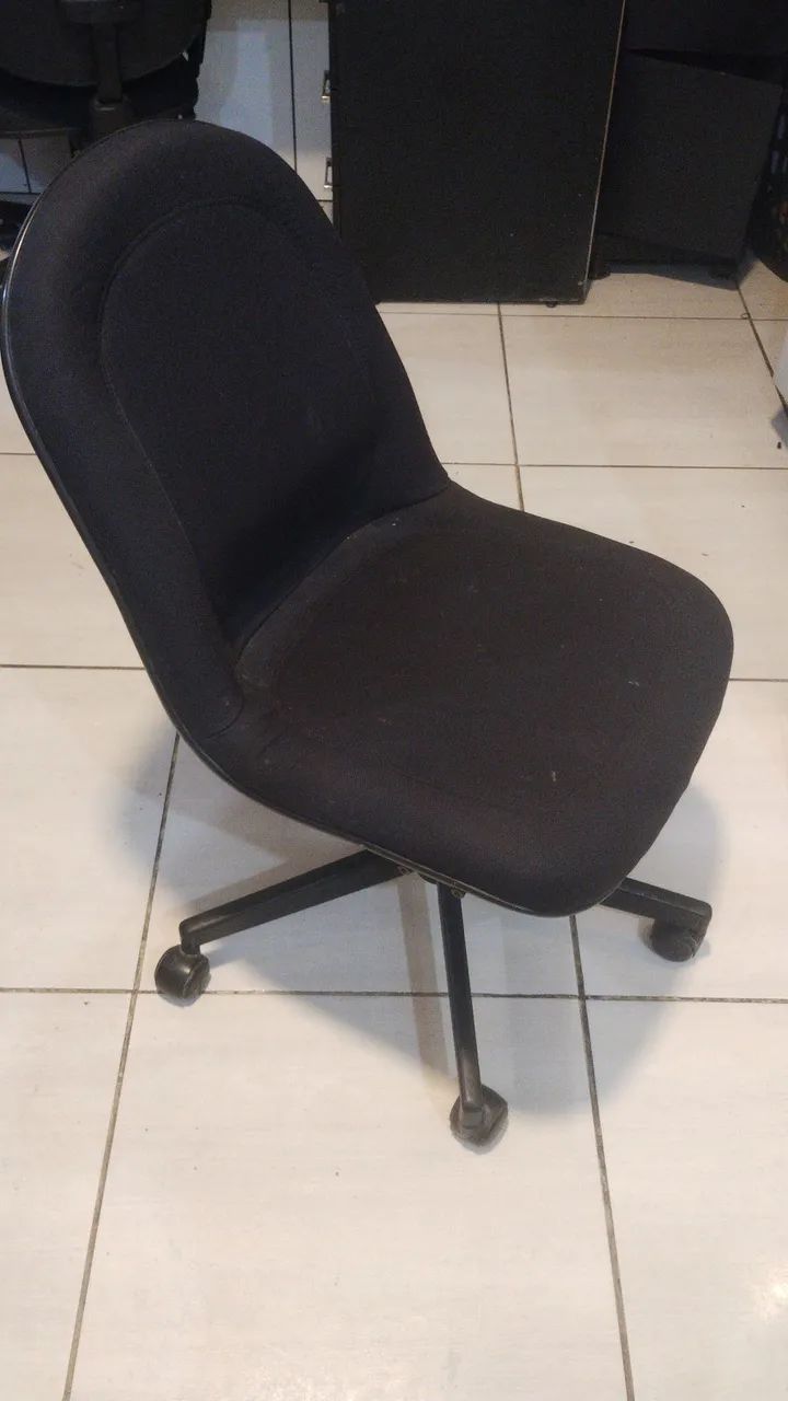 CADEIRA DE ESCRITÓRIO GIRATÓRIA PRETA - CONFORTÁVEL