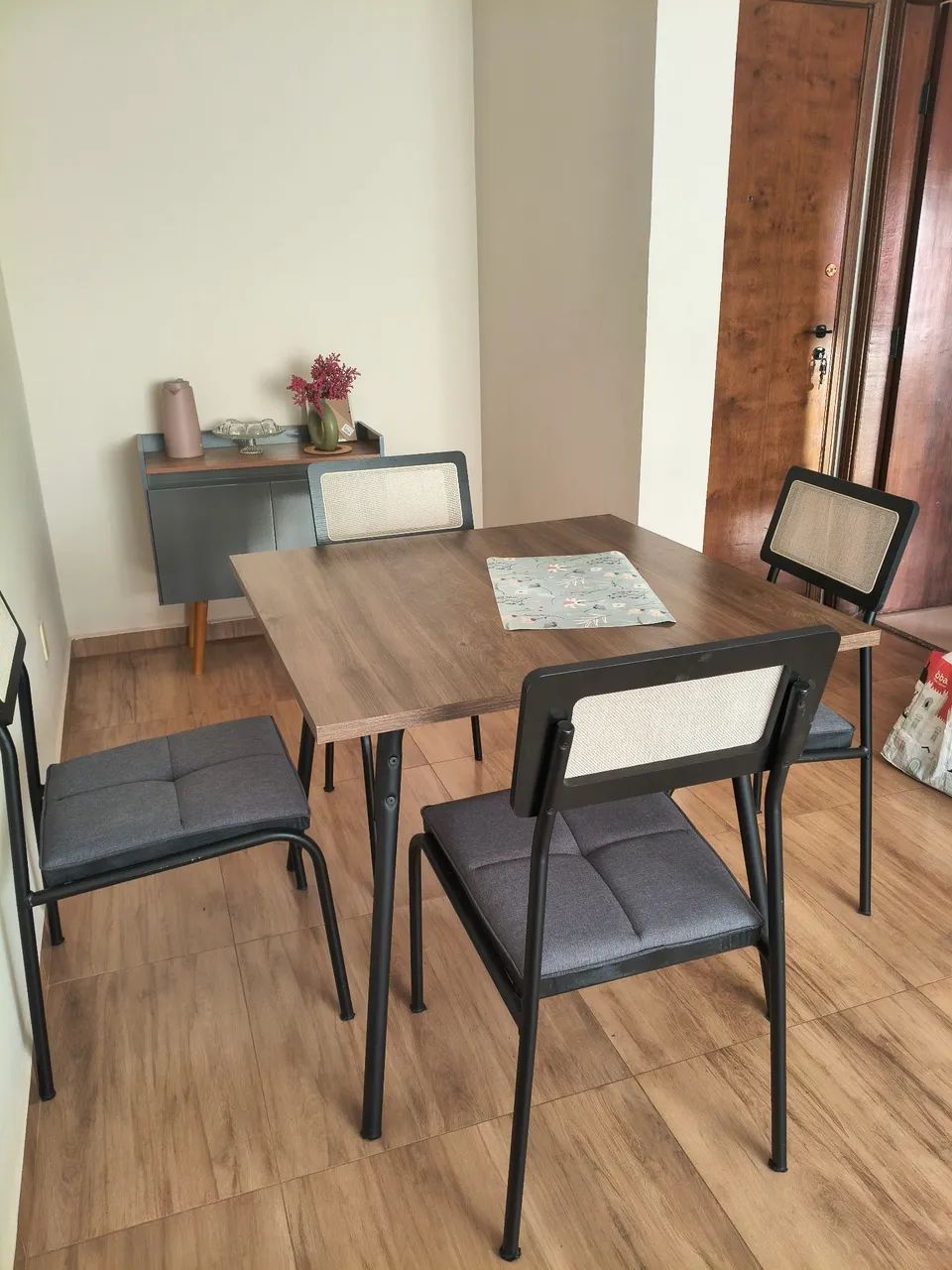 Mesa de jantar quadrada com 4 cadeiras