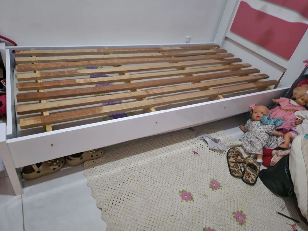 Cama solteiro rosa bem conservada419361253187266561