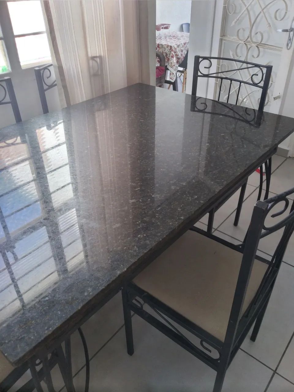 Mesa de ferro com 4 cadeiras tampo de granito - Foto 4