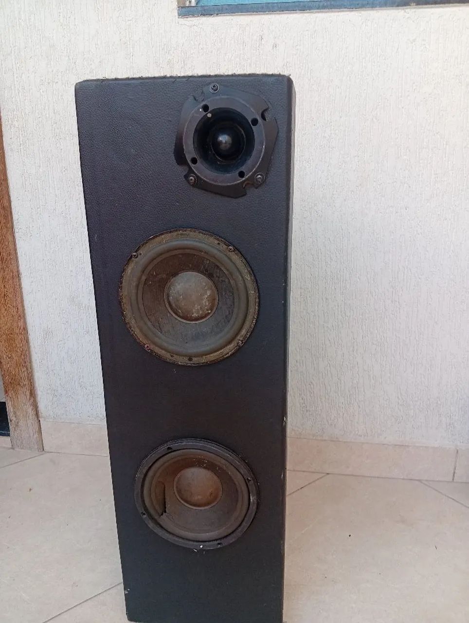 Vendo uma caixa de som. Uno, Palho e Gol