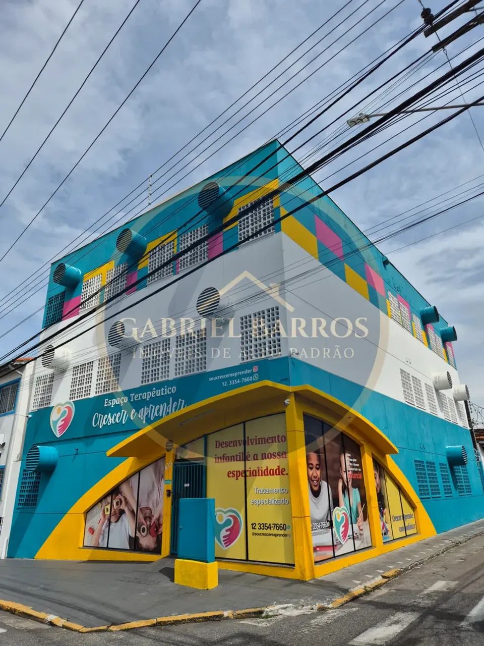 Prédio comercial à venda com 599m², sendo 2 pavimentos, 13 salas e 7 banheiros no centro d